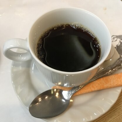 おはようございます。
黒胡椒をコーヒーに入れると、コクが出て美味しくなりますね。
モーニングにトーストと頂きました。
とても合いました。
ご馳走様でした。